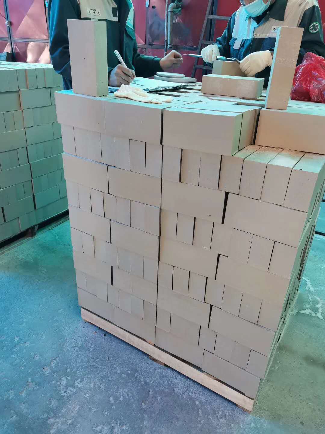 65厚耐酸磚今年處于一直是缺貨狀態(tài)，而且價(jià)格高，那么為什么會(huì)出現(xiàn)這種情況